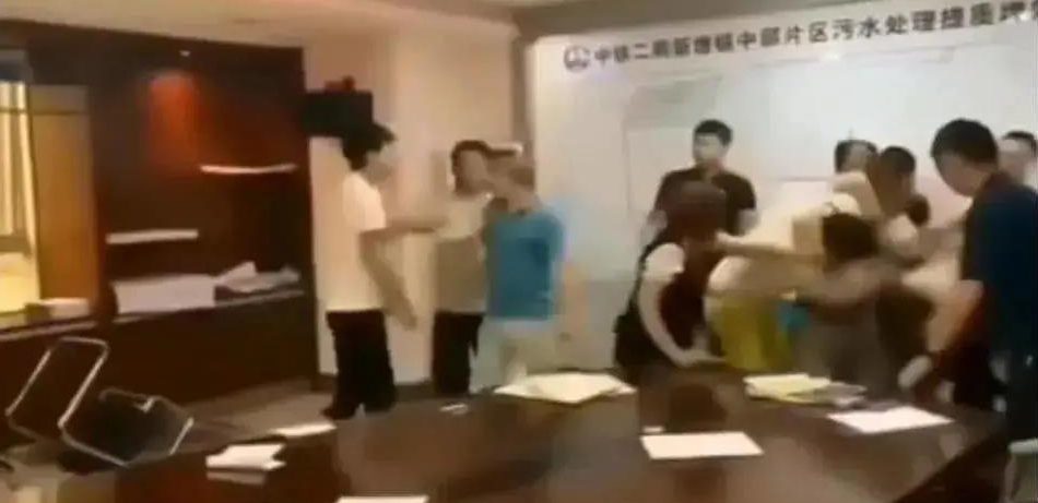 中鐵二局閥門投標(biāo)現(xiàn)場(chǎng)，報(bào)最低價(jià)者被“群揍”…咋回事？